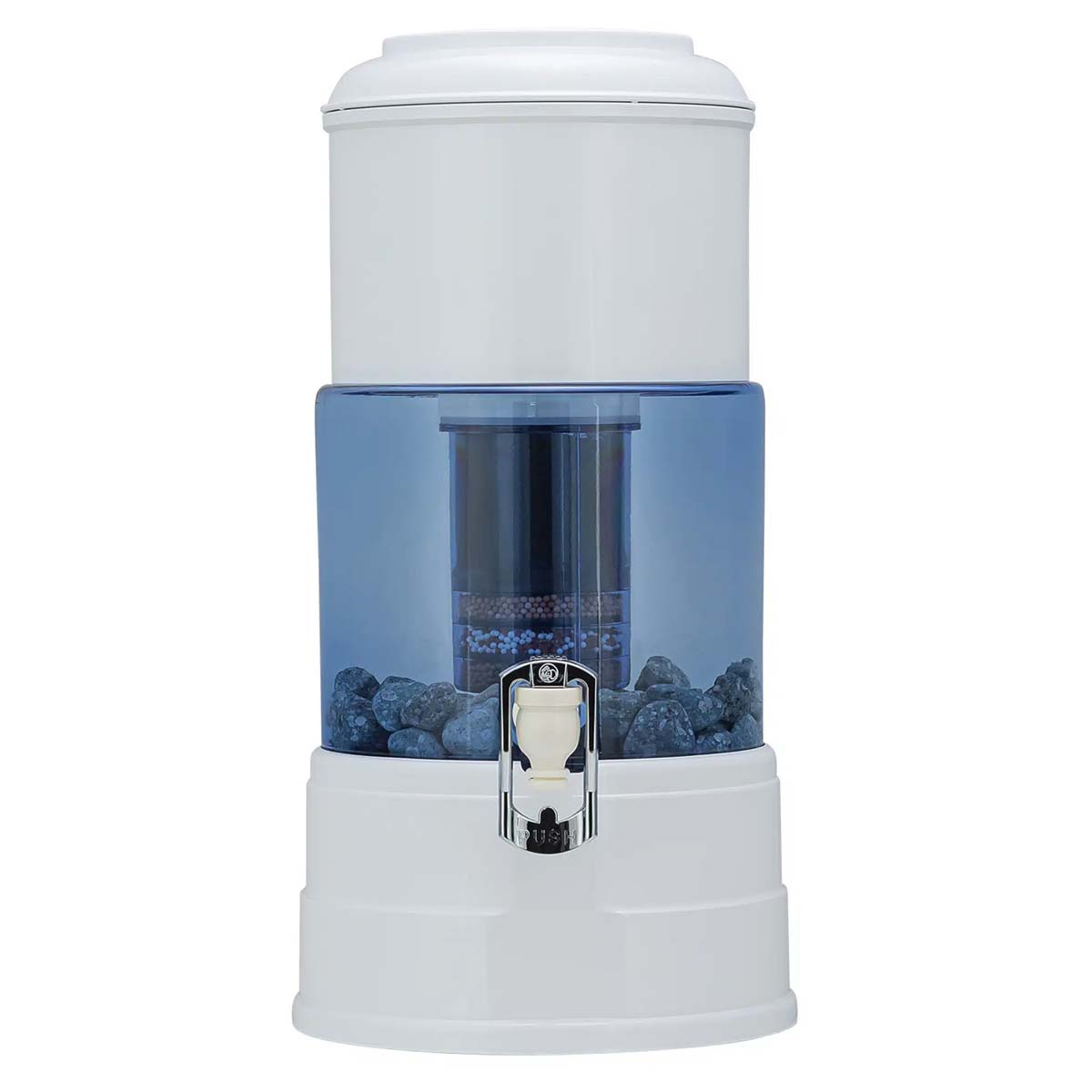 Transparante Aqualine 5-liter glazen waterfles, held door een hand, met een witte achtergrond.