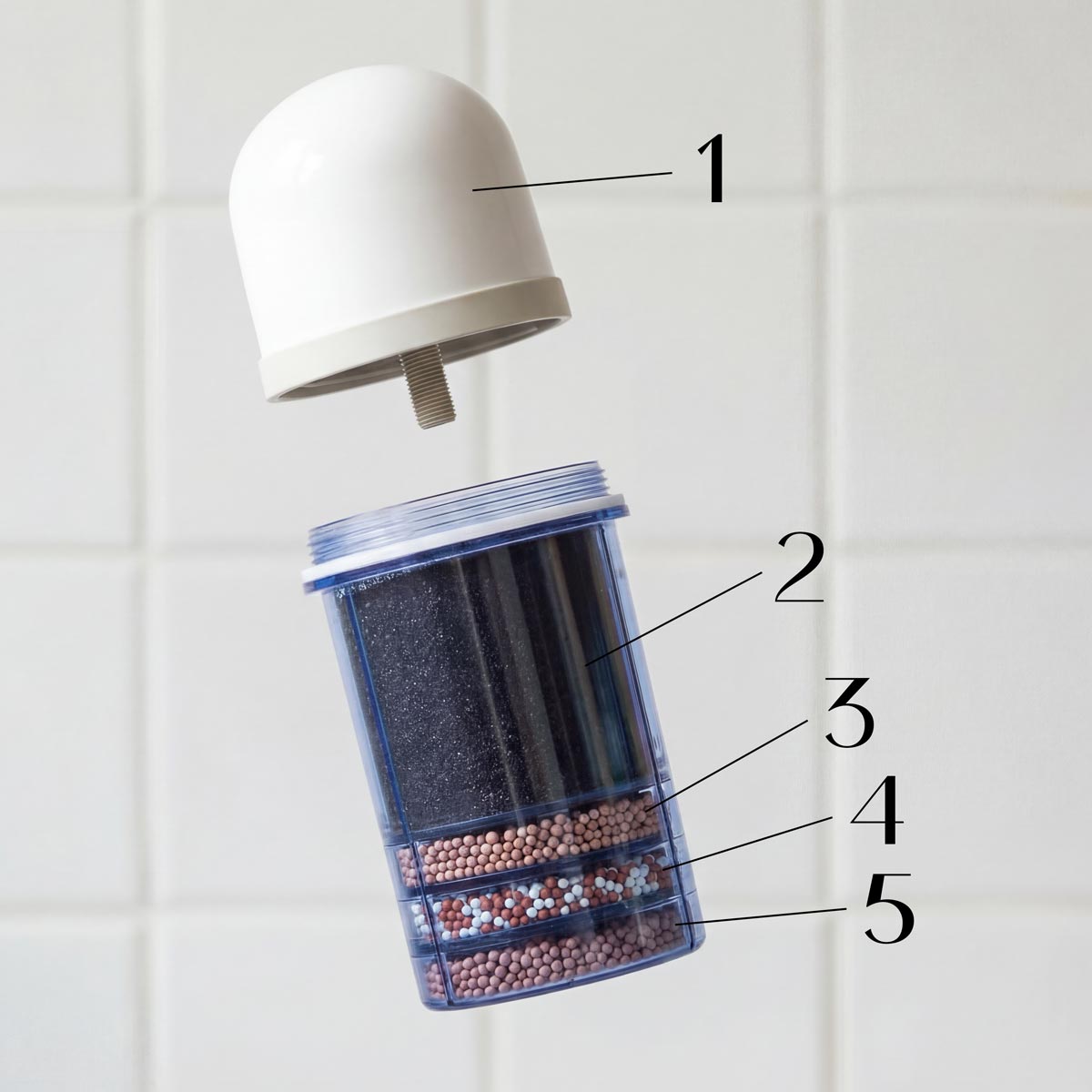 Vijf-liter kunststof Aqualine filter voor zwembad, drijvend op water met zichtbare filters in de afbeelding.