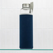 glazen waterfles met blauw hoesje