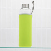 glazen waterfles voor onderweg met appelgroen hoesje